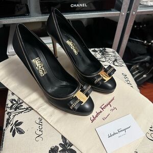 FERRAGAMO GOLDCHAIN PUMPS